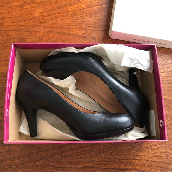 Naturalizer Michelle Black Leather Wide Width Pump - Picture 2 of 10